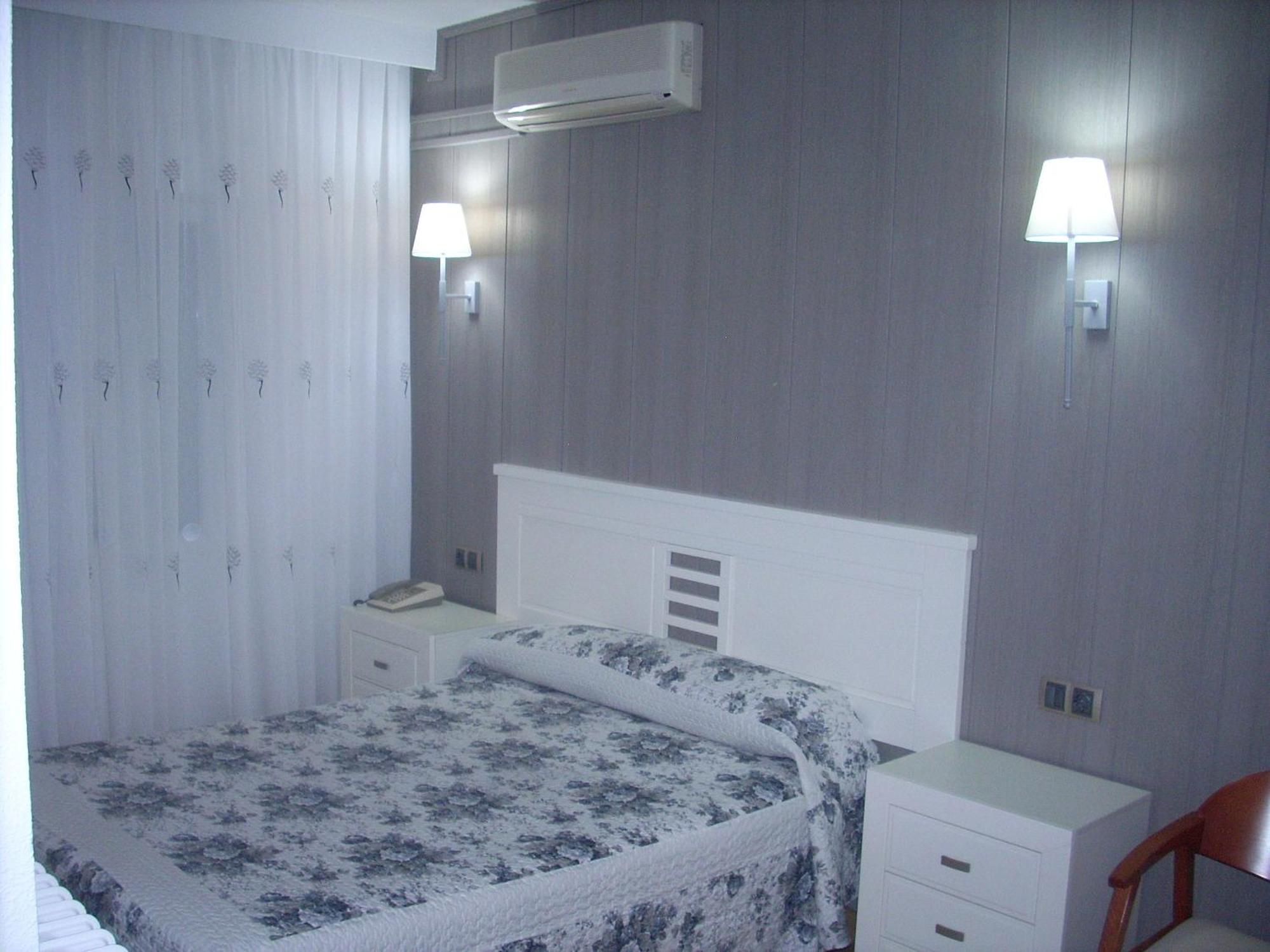 Hotel Corona De Castilla Villares de la Reina Екстер'єр фото