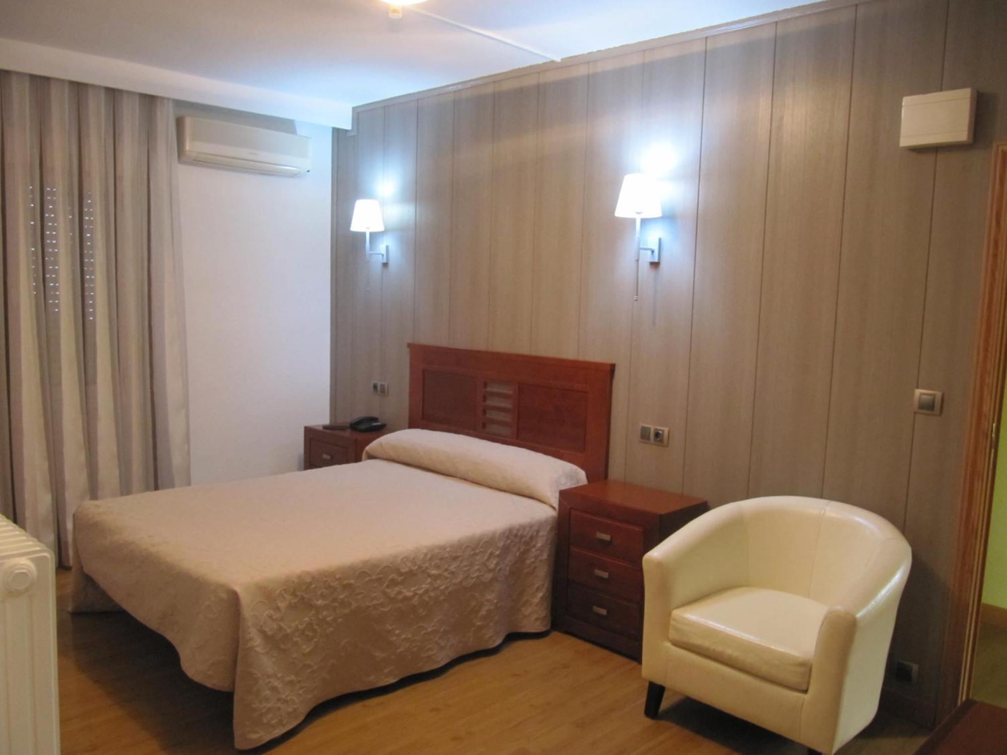 Hotel Corona De Castilla Villares de la Reina Екстер'єр фото