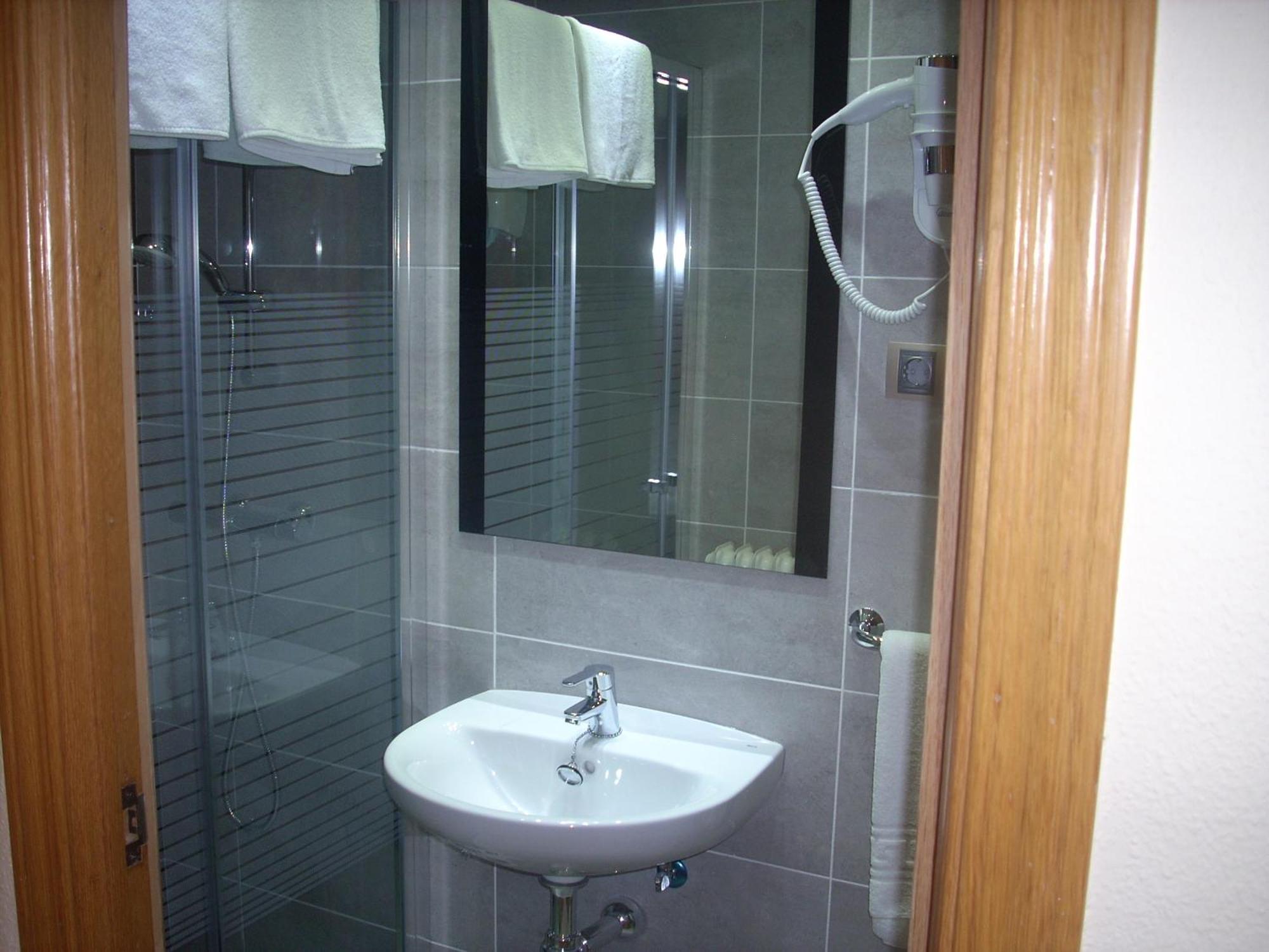 Hotel Corona De Castilla Villares de la Reina Екстер'єр фото