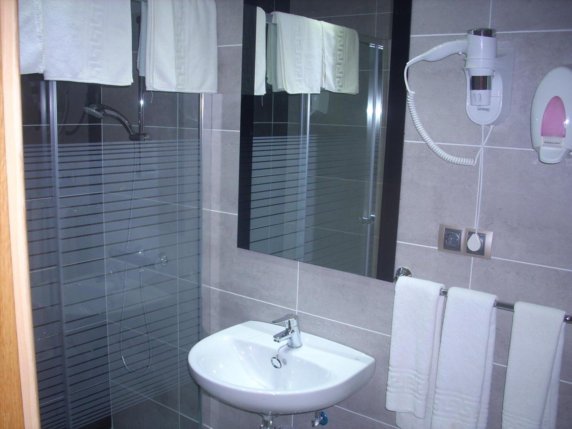 Hotel Corona De Castilla Villares de la Reina Екстер'єр фото