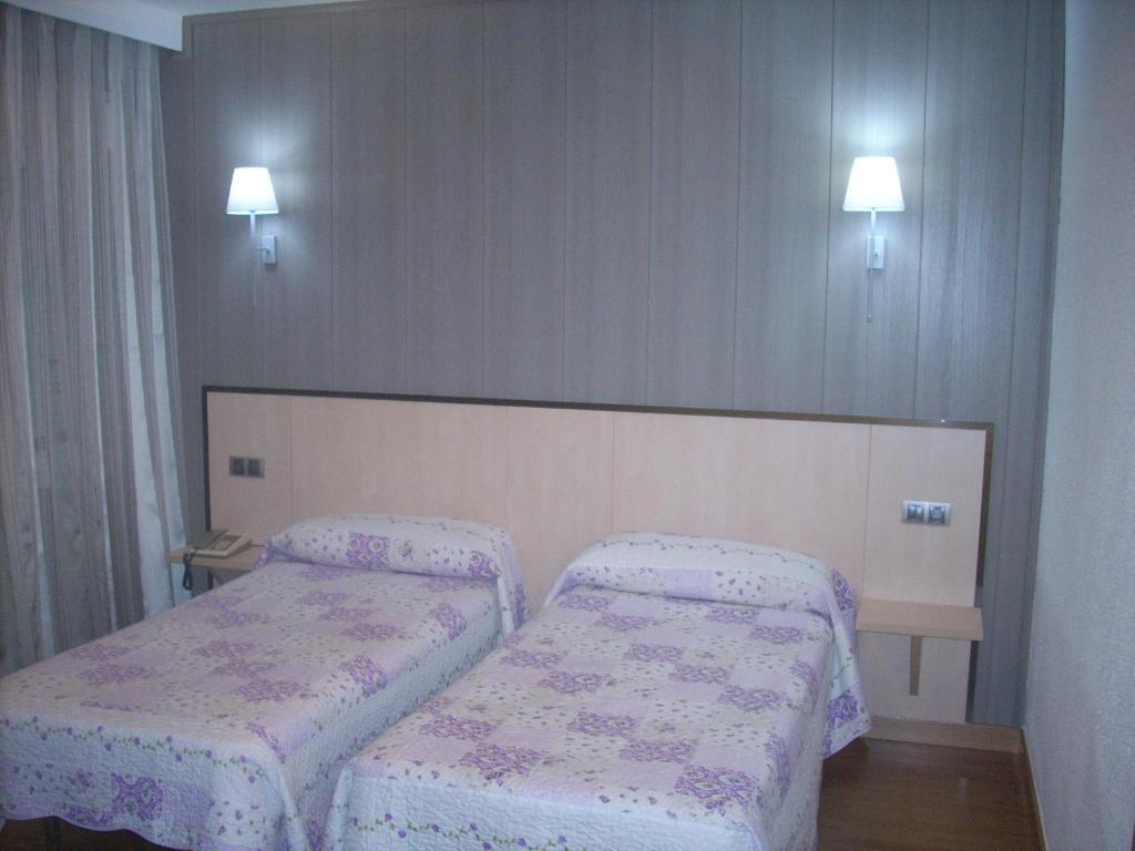 Hotel Corona De Castilla Villares de la Reina Екстер'єр фото