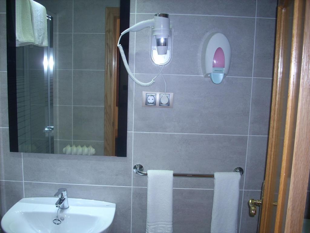 Hotel Corona De Castilla Villares de la Reina Екстер'єр фото