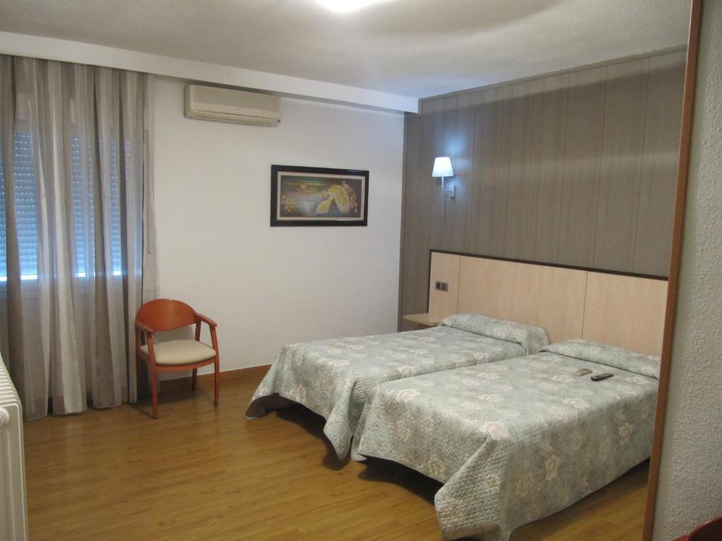 Hotel Corona De Castilla Villares de la Reina Екстер'єр фото