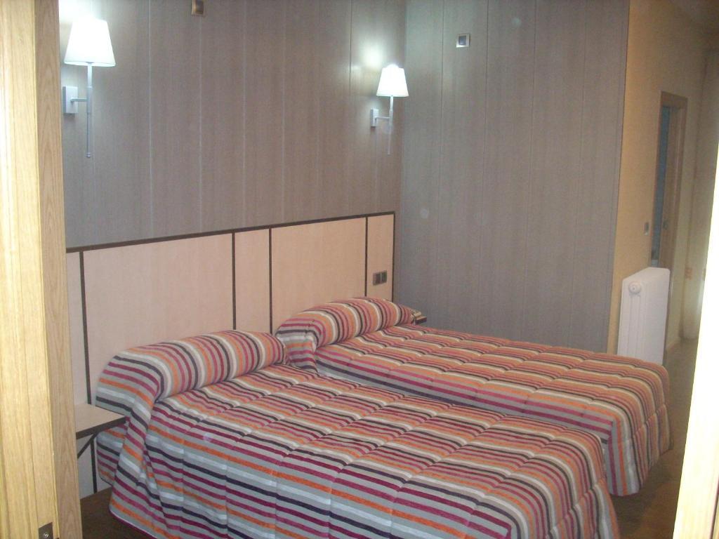 Hotel Corona De Castilla Villares de la Reina Екстер'єр фото