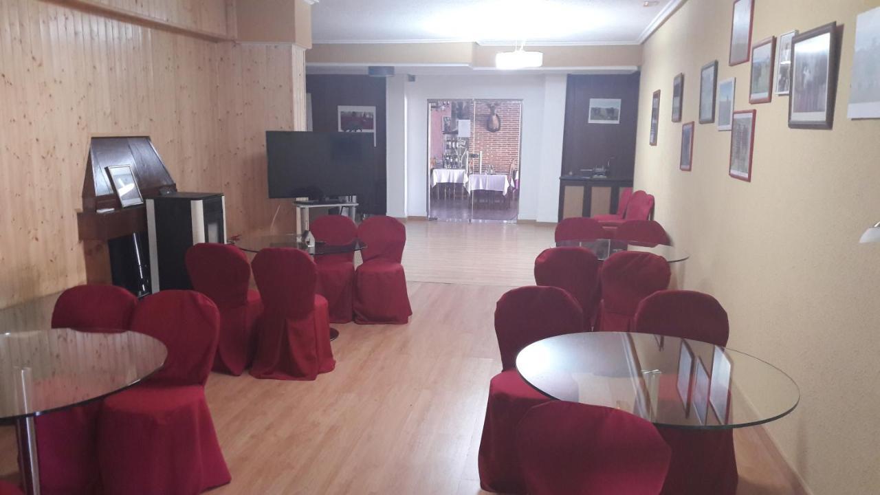 Hotel Corona De Castilla Villares de la Reina Екстер'єр фото