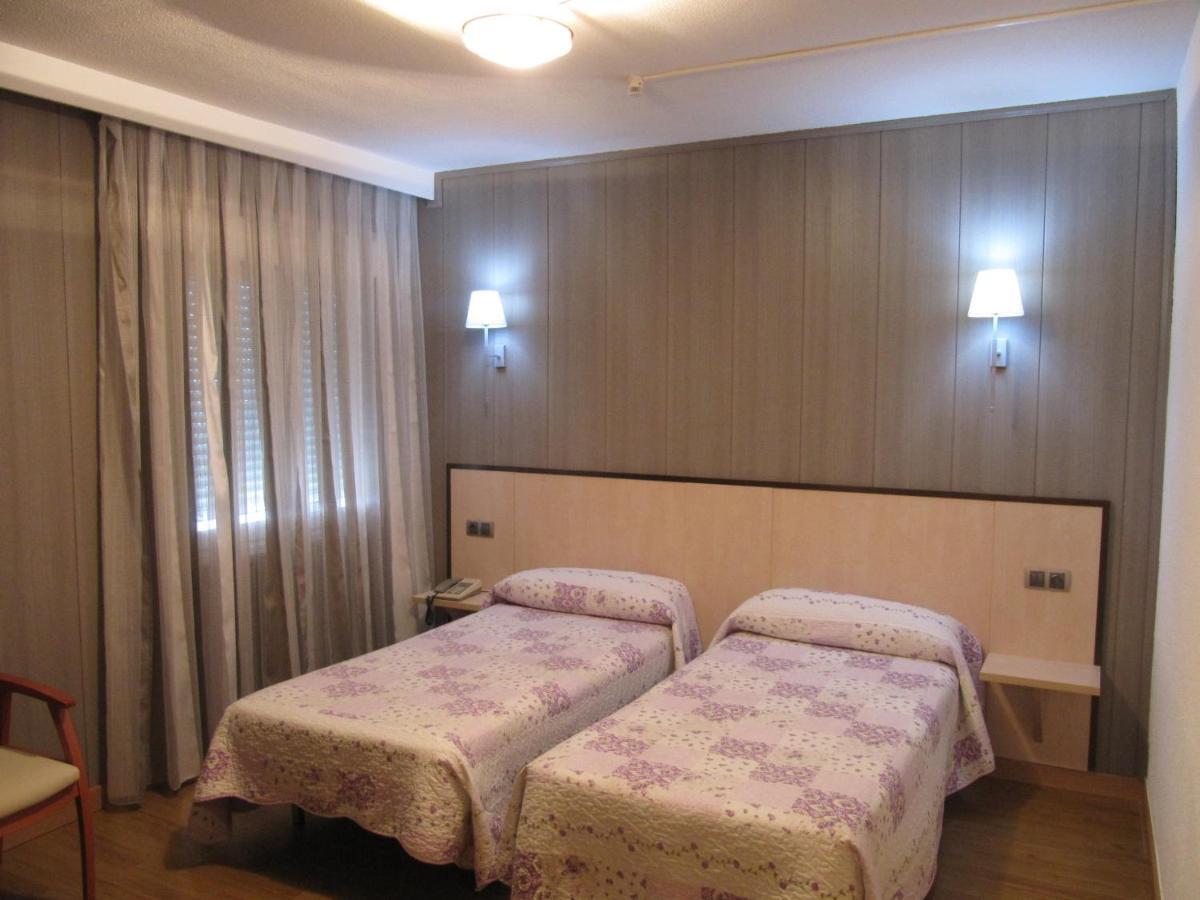 Hotel Corona De Castilla Villares de la Reina Екстер'єр фото